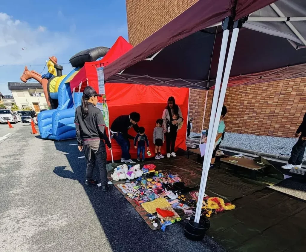 おもちゃを選ぶ子どもたち